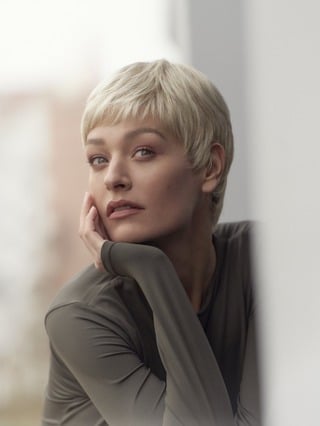 une jeune coiffée d'une perruque etinc'elle